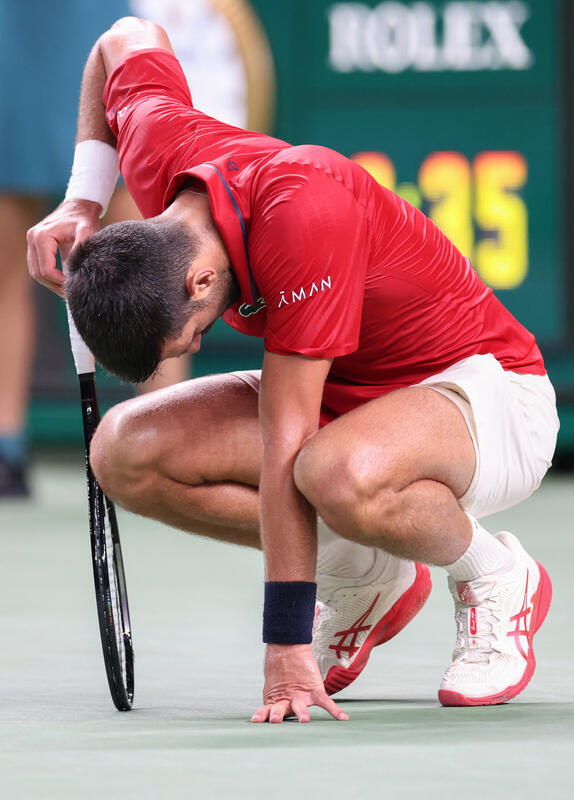 Djokovic Struggling against Zizou Bergs