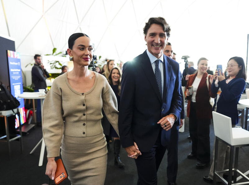 Justin Trudeau & Katy Perry hold hands in Davos