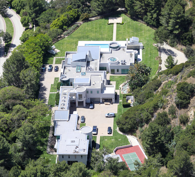 Kanye West moves into new mansion with Bianca