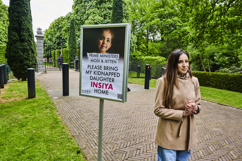 Moeder van Insiya vraagt aandacht voor ontvoerde dochter bij bezoek Modi aan Huis ten Bosch
